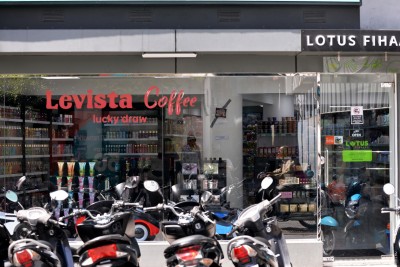 ލޮޓަސް ފިހާރައިން ރާއްޖޭގެ ހުރިހާ ދަރިވަރުންނަށް ސެނިޓައިޒާ ފުޅި ދެނީ