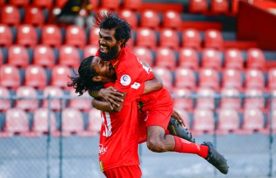 އަޔާގެ ގޯލުން ދަ ގްރާންޑޭ އިން އީގަލްސްއާ އެއްވަރުކޮށްފި