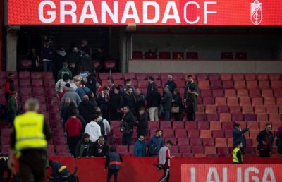 ދަނޑުގައި ސަޕޯޓަރަކު ހިތް ހުއްޓި މަރުވުމުން ގްރަނާޑާގެ މެޗު ހުއްޓާލައިފި