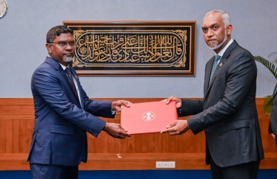ކުރީގެ ފިނޭންސް މިނިސްޓަރު މުނައްވަރާއި ކުރީގެ ގަވަރުނަރު ނަސީރަށް އެޑްވައިޒަރުކަން