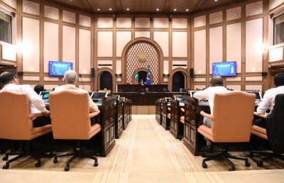 ޕާޓީތައް ވަކިން މަޖިލީހުގެ ތަޅުމުގައި ތިބޭ ގޮތަށް ފާހެއް ނުވި