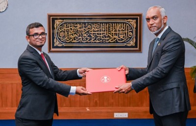 ކުރީގެ ފިނޭންސް މިނިސްޓަރު މުނައްވަރާއި ކުރީގެ ގަވަރުނަރު ނަސީރަށް އެޑްވައިޒަރުކަން