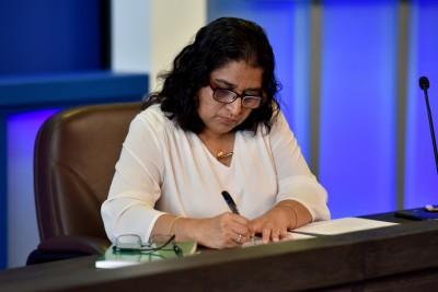 އާޒިމާ ޑޮކްޓަރަށް ދާން ޖެހުމުން އަޑުއެހުން ކުރުކޮށްލައިފި