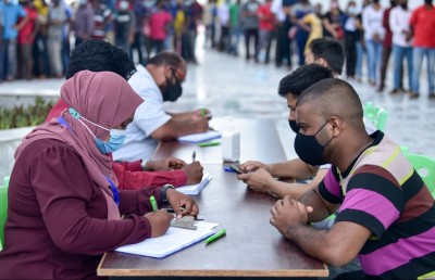 ރާއްޖޭން ބޭރަށް ދާ މީހުން ދެ ވަނަ ޑޯޒް ޖަހަން އެދެފި