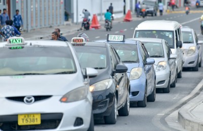 ޓެކްސީ ޑްރައިވަރުން: ދުވަހަކު ވެސް ހިތް ނުފުރުނު ބައެއް؟