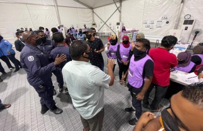 އަޑުގަދަކުރުމުން ވޯޓުލާ މަރުކަޒަކުން މީހަކު ފުލުހުންގެ ބެލުމުގެ ދަށަށް ގެންގޮސްފި