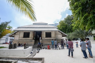 އަހަރެއްގެ މެދުކެނޑުމަކަށްފަހު ތާރީހީ ހުކުރު މިސްކިތުގައި ހުކުރު ނަމާދު އަލުން ފަށައިފި