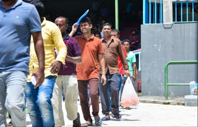 މެޑިކަލް ނެތި ބިދޭސީން އެތެރެވުން: ނުރައްކަލަށް މި ދިނީ ދައުވަތު!