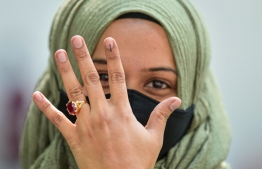 ގިނަ އޮފިޝަލުން ކަރަންޓީންގައި ތިބުމުން ވިލުފުށީގައި ވޯޓުލާން ފެށީ 11:45 ގައި