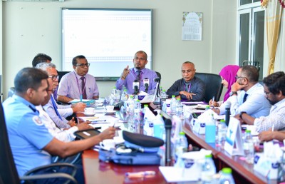 ވޯޓު ފޮށިތަކާ އެކު އީސީގެ އޮފިޝަލުން އަރުވަން ބައެއް ރިސޯޓްތަކުން ދެކޮޅު ހަދަނީ