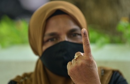 ގިނަ އޮފިޝަލުން ކަރަންޓީންގައި ތިބުމުން ވިލުފުށީގައި ވޯޓުލާން ފެށީ 11:45 ގައި