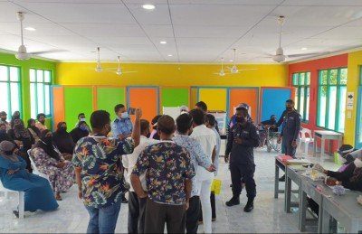 ހާއްސަ އެހީ އަށް ބޭނުންވާ މީހަކަށް ފޮށީގެ ވެރިޔާ ވޯޓުލައިދޭން އުޅުމުން ވެލިދޫގައި ވޯޓުލުން ހުއްޓުވައިފި