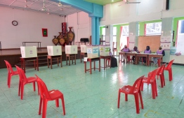 ގިނަ އޮފިޝަލުން ކަރަންޓީންގައި ތިބުމުން ވިލުފުށީގައި ވޯޓުލާން ފެށީ 11:45 ގައި