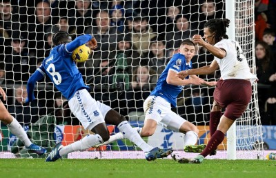 ފުޓްބޯޅައިގެ ގަވާއިދުތަކާ މެދު ގާޑިއޯލާ އާއި އިދިކޮޅު ކޯޗު އެއްގަލަކަށް