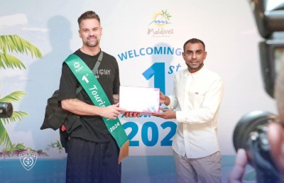 ދެ މިލިއަންގެ އަމާޒާ އެކު އަހަރުގެ ފުރަތަމަ ޓޫރިސްޓަށް މަރުހަބާ ކިޔައިފި