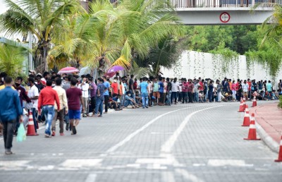 ގިނަ ބަޔަކު ކިއުގައި ޖެހޭތީ ވެކްސިން ޖަހައިދޭ ވަގުތު އިތުރުކޮށްފި