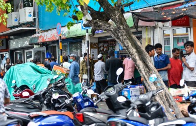 ލޮކްޑައުނަށް އަހަރެއް: އަދިވެސް ބަންދެއްގައި!