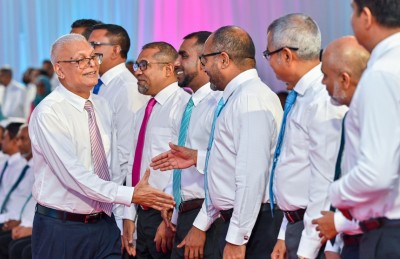 އެމްޑީޕީ ދޫކޮށްލީ ވަޒީރުންނަށް ރުހުން ނުދީ ރައީސް ވަކިކުރަން އުޅުމުން: ޝަރީފް