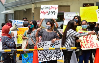 ރޭގެ ރޭޕް ކޭސް: ދެ ފިރިހެނުން ކުއްޖާ އުފުލާލައިގެން ގޯޅިގަނޑަކަށް ވެއްދި މަންޒަރު ފެނުނު