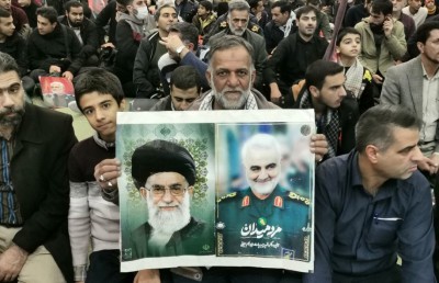 އީރާންގެ ޖެނެރަލްގެ މަރަށް ހަތަރު ފުރުން ފާހަގަކުރަނިކޮށް ބޮން ގޮއްވައި 100 އަށްވުރެ ގިނަ މީހުން މަރާލައިފި