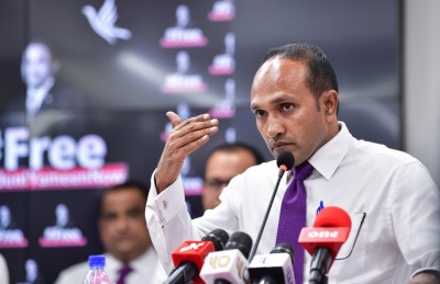 ބޮޑެތި ފާޑުކިޔުންތަކާ އެކު ނަޝީދަށް މަލާމާތް!