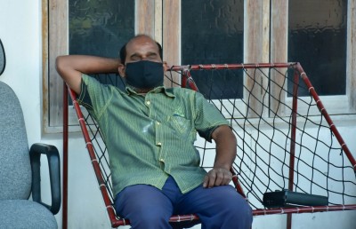 ރީލޯޑާއި ރާސްޓަސް ވިޔަފާރީގެ ކުރީ ސަފުގައި ލޯފަން މީހެއް