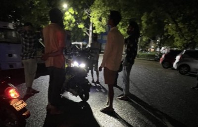 ހުޅުމާލޭގައި އަންހެނުންގެ ގަޔަށް އަތްލަމުން ދުއްވާ މީހެއް