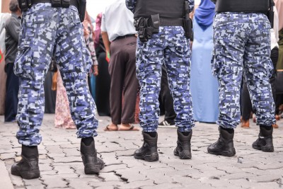 ފުލުހުންތަކެއް މީހަކަށް އަނިޔާކޮށް، ބިރުދެއްކި ކަމުގެ ތުހުމަތު!