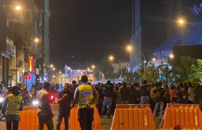 މުޒާހަރާ އިން ފުލުސް އޮފީހަށް ގެންދިޔަ 12 މީހުން ޖޫރިމަނާކޮށް ދޫކޮށްލައިފި