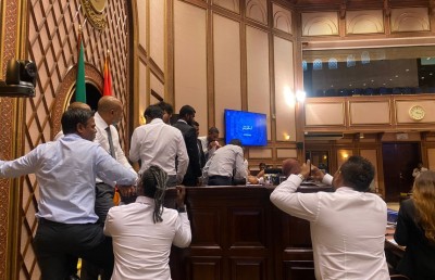 މަޖިލިސް ތެރޭގައި މާރާމާރީ ހިންގައި ބައެއް މެމްބަރުން އަނިޔާވެއްޖެ