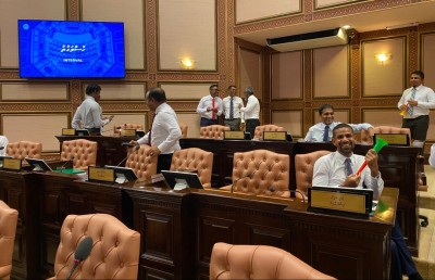 ބައެއް ވަޒީރުންނަށް ރުހުން ނުދޭން އުޅޭތީ ސަރުކާރު މެންބަރުން ޖަލްސާ ހުއްޓުވައިފި