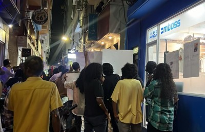 އޮޅުވާލައިގެން ވެލެންސިއާގެ ބޯޑް ބަދަލުކުރިކަމަށް ބުނެ ތޮލާލްގެ ގެ ކައިރިއަށް އެއްވެއްޖެ