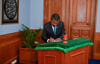 ރުހުން ނުލިބޭ ވަޒީރުން އަލުން މަގާމަށް: ގާނޫނީ ބޮޑު އަރާރުމެއް!