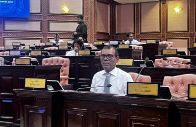 ނަޝީދު ރާއްޖެ އިން ބޭރަށް ދިރިއުޅުން ބަދަލުކުރެއްވީ މަޖިލީހަށް ވަކި އެއްޗެއް ނާންގަވާ!