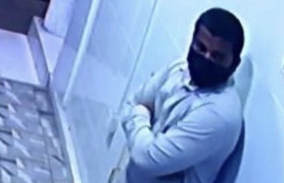 ބޮންގޮއްވި ކަމަށް ބެލެވޭ މީހާގެ ފޮޓޯތަކެއް، އޭނާ ހުރީ އަަތަމާ ޕެލަސް ތެރޭގައި