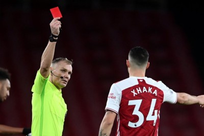 ރަތް ކާޑަކާއި ބައި ގޯލަކާއެކު އާސެނަލް ހޫނުފެނަށް