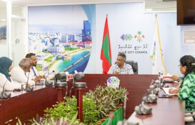 ހުއްދަ ނުހޯދައި ސިޓީ ކައުންސިލްގައި ހިންގި ފަސް ވިޔަފާރިއެއް ހުއްޓުވައިފިން: އާޒިމް
