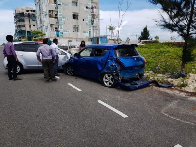 ފޭސް ޓޫގައި ކާރެއް ހޮޅިދަނޑިއެއްގައި ޖެހި، ކޮންޓްރޯލުން ނައްޓާލައި އެކްސިޑެންޓެއް ހިނގައިފި