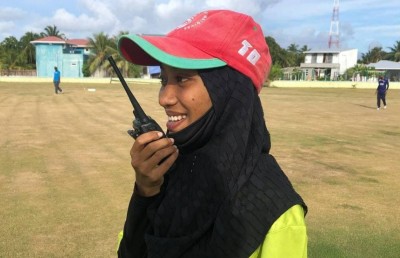 ކްރިކެޓް ކާނިވަލުން މޮޅުވީ އަންހެން އަމްޕަޔަރުން