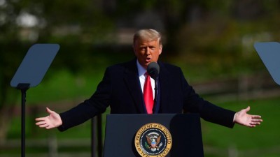 ޓްރަމްޕްގެ ޓުވިޓާ އާއި ފޭސްބުކް އެކައުންޓުތައް ސަސްޕެންޑުކޮށްފި