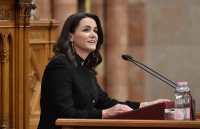 ކުޑަކުދިންނާ ބެހުނު މީހަކަށް މާފު ދިނުމުން ކުރިމަތިވި ޕްރެޝަރުގައި ހަންގޭރީގެ ރައީސް އިސްތިއުފާ ދެއްވައިފި