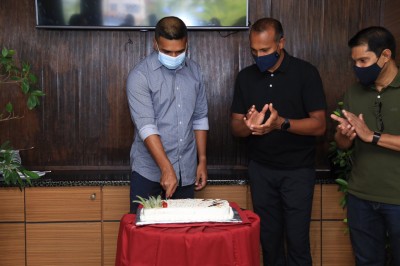 ފައިރޫޝްއަށް ޝުކުރު އަދާކުރުމުން އެމްޑީޕީ އިސްބޭފުޅުން ރަތަށް