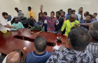 ފައިސާ ނުލިބިގެން މަސްވެރިންތަކެއް ކޫއްޑޫގައި މުޒާހަރާކުރަނީ