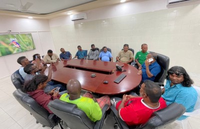 ފައިސާ ނުލިބިގެން މަސްވެރިންތަކެއް ކޫއްޑޫގައި މުޒާހަރާކުރަނީ