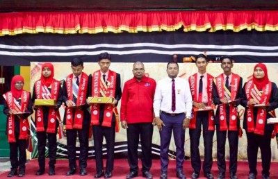 އަލަން: މަރަދޫ ސްކޫލްގެ ފުރަތަމަ އޯލެވެލްގައި އިނގިރޭސިން ދުނިޔޭގެ އެއް ވަނަ