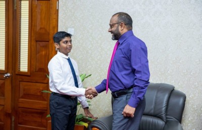 ނޫރު މިސްކިތުގައި އިމާމުވެ ތާރާވީހް ކުރާނީ 11 އަހަރުގެ އިޒްކާން