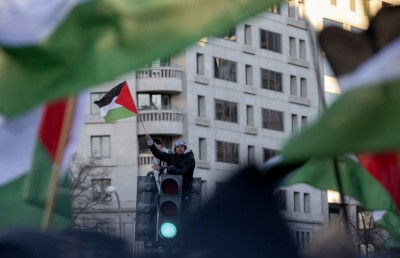 ފަލަސްތީނަށް ތާއީދުކޮށް ބޭއްވި މުޒާހަރާއެއްގައި ޕެރަގްލައިޑާގެ ފޮޓޯ ގެންގުޅުމުން ޓެރަރިޒަމްގެ ކުށް ސާބިތުވެއްޖެ