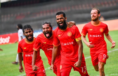 މަސްއޮޑި ސަޕޯޓަރުން ދެއްކީ ފުޓްބޯޅައިގެ ނަމޫނާ: އަކޫ