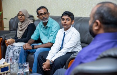 ނޫރު މިސްކިތުގައި އިމާމުވެ ތާރާވީހް ކުރާނީ 11 އަހަރުގެ އިޒްކާން