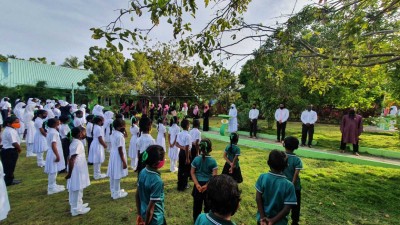 ފައުޒަންގެ ހަނދާނުގައި، ސްކޫލްތަކުގައި އެއް މިނެޓުގެ ސުކޫތެއް